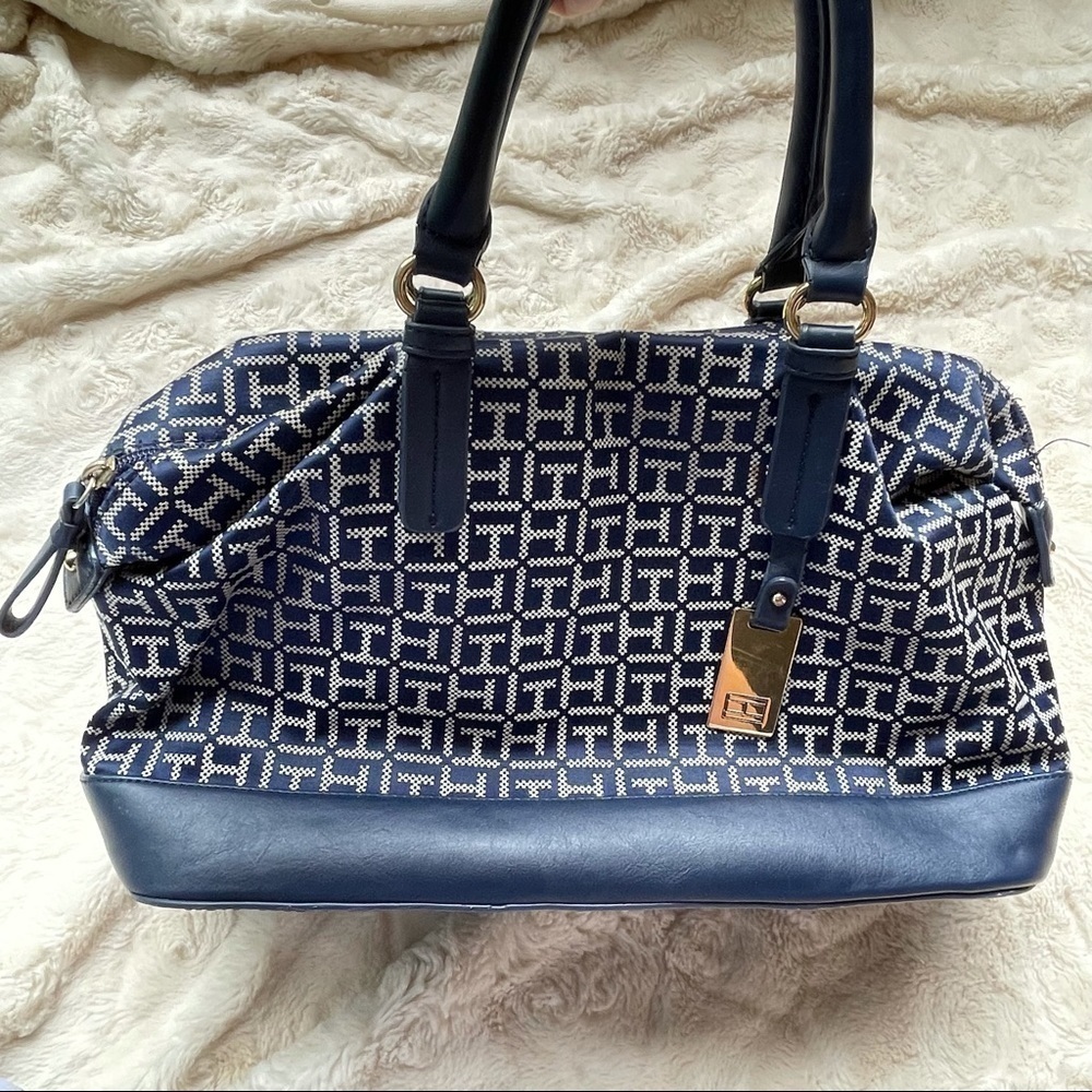 Tommy Hilfiger Signature Print Zipper Closure Bag - Picture 4 of 11